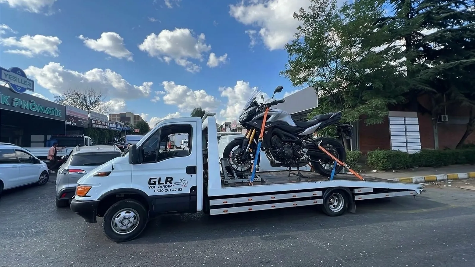 Kızağa sabitlenmiş ve kayışlanmış motosiklet